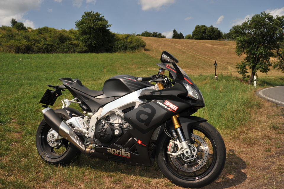TEST: Zostuzeni předjet&iacute;m &ndash; Aprilia RSV4 RR