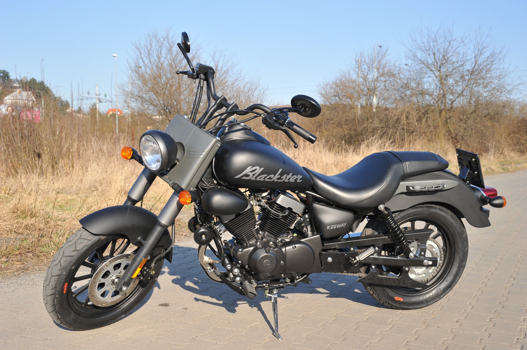 TEST: Čern&aacute; je dobr&aacute; &ndash; Keeway Blackster 250i