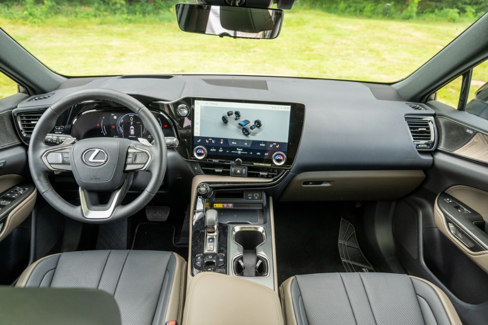 Lexus NX 350h Overtrail &ndash; Zlehka do ter&eacute;nu