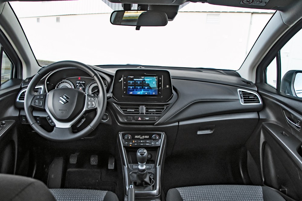 Kona si i v nov&eacute; generaci zachovala navzdory př&iacute;tomnosti velk&eacute;ho středov&eacute;ho displeje rozumn&eacute; množstv&iacute; tlač&iacute;tek. Digit&aacute;ln&iacute; př&iacute;strojov&yacute; &scaron;t&iacute;t o velikosti 12,3&ldquo; je standardem pro elektrick&eacute; proveden&iacute;, &shy;z&aacute;kladn&iacute; benz&iacute;nov&aacute; Kona m&aacute; čtyřpalcov&yacute; TFT displej